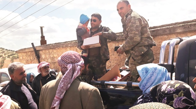 Raco’daki Türkmenler, Afrin’den gelen misafirlerinin her ihtiyacıyla ilgileniyor.