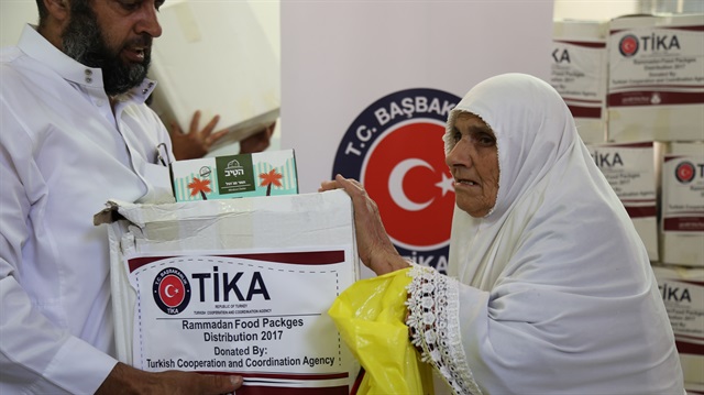TIKA distributes food aid in Jerusalem


