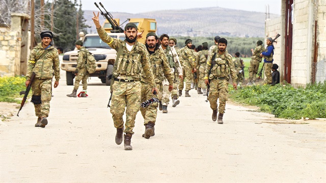 Fırat Kalkanı Harekâtı kapsamında ÖSO birlikleri geçtiğimiz yıl Bab sonrası Münbiç’e de yönelmiş ancak ABD askerleri PKK’nın önünde set oluşturmuştu.