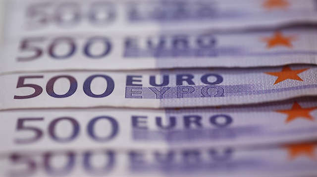 Önceki kapanışta dolar 3,8860 liradan, euro ise 4,8010 liradan satılmıştı.