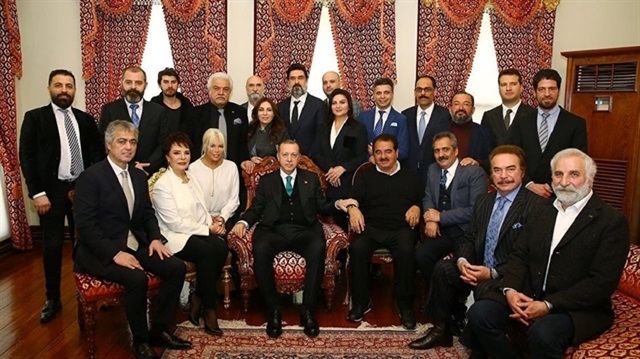 Cumhurbaşkanı Erdoğan ve bir grup sanatçı