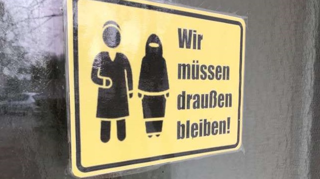 İsviçre’nin Aargauer kantonunda yaşayan kasap, evinin kapısına “ Müslümanlar giremez. Dışarda kalmak zorundalar.” yazılı bir tabela astı. 

