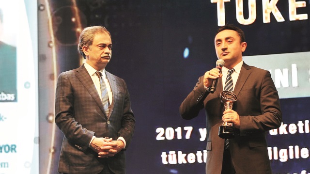 Yeni Şafak Gazetesi Ekonomi Editörü Yakup Kocaman'a ödülü İBB Genel Sekreteri Hayri Baraçlı takdim etti.