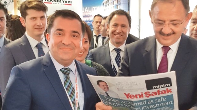 Çevre ve Şehircilik Bakanı Mehmet Özhaseki Yeni Şafak Gazetesi’nin fuar için özel olarak İngilizce hazırladığı ‘Yeni Şafak MIPIM’ gazetesini inceledi.