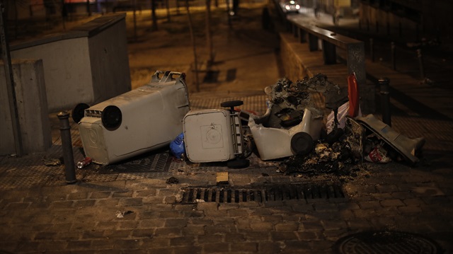 İspanya'nın başkenti Madrid'de, Afrikalı bir sokak satıcısının polisten kaçarken kalp krizi geçirerek hayatını kaybetti.