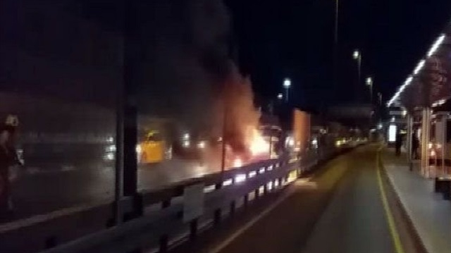 E-5’te metrobüs durağı önünde araç alev alev yandı