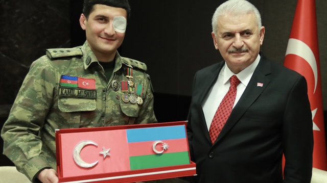 Başbakan Yıldırım, Karabağ’da girdiği çatışmada gözünü ve bacağını kaybeden Azerbaycanlı gazi Yüzbaşı Kamil Musavi’yi kabul etti.