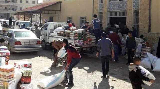 ​YPG terör örgütünün Afrin'deki merkez binasına giren halk, içerideki yiyecekleri evlerine götürüyor.