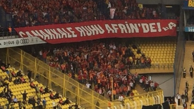 Galatasaraylı taraftarlar, Ülker Stadı'nda "Çanakkale Ruhu Afrin'de" pankartı açtı.