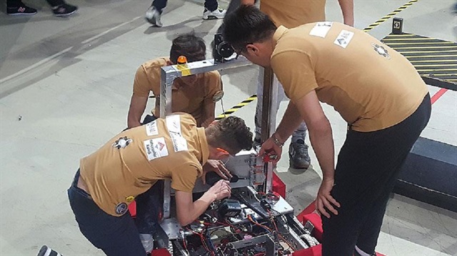 PIYTEAM'da yer alan 5 öğrenci, yarışma temasındaki görevleri yerine getirebilecek bir robot geliştirdi.