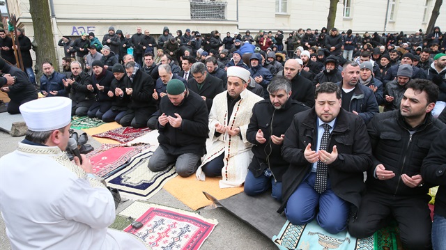 بحضور السفير التركي.. المئات يصلون الجمعة قرب مسجد أُحرق ببرلين
