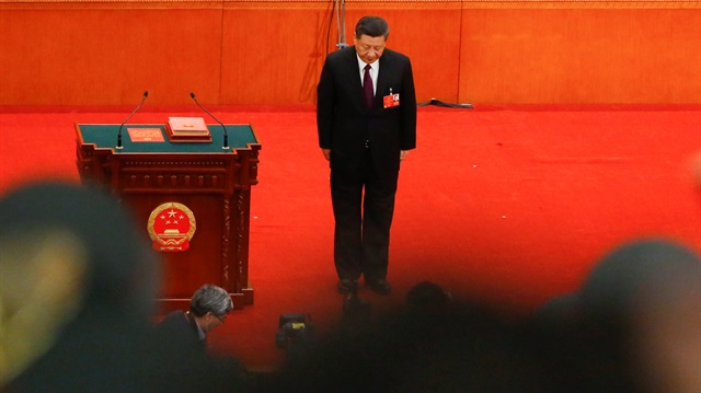 Chinese President Xi Jinping bows to the delegates after being confirmed president 