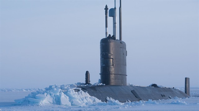 Kuzey Buz Denizi'nde duran nükleer denizaltı HMS Trechant, buzlarını kırarak ortaya çıktı. 
