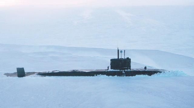 İngiltere'nin yeni adımı nükleer denizaltısı HMS Trechant'ın, Kuzey Buz Denizi’ndeki buz tabakasını kırarak su üzerine çıkması ve Moskova'ya meydan okuması oldu.