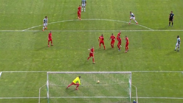 Kayserispor'un son dakikalarında kalesine geçen Sapunaru yediği golle sosyal medyada ilginç eleştiriler aldı. 