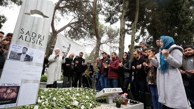 23 yıl önce hayatını kaybeden oyuncu Sadri Alışık mezarı başında anıldı. 