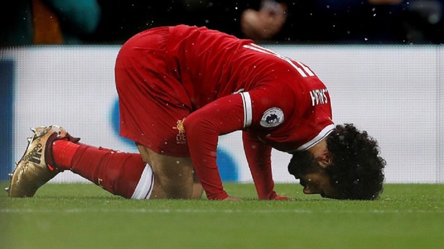 Mohamed Salah gol sevincini secdede yaşayan futbolcular arasında yer alıyor.