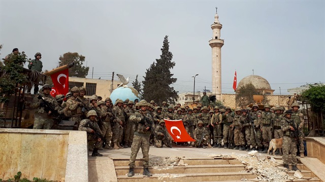 Mehmetçiğin oluşturduğu hilal, SİHA tarafından görüntülendi.