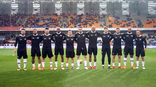 Beşiktaşlı futbolcular ısınmaya 115. yıla özel olarak hazırlanan formalarla çıktı. 