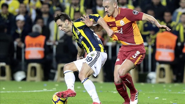 Roberto Soldado (L) of Fenerbahce in action against Macion (R) of Galatasaray during a Turkish Super Lig week 26 soccer match between Fenerbahce and Galatasaray at Ulker Stadium in Istanbul, Turkey on March 17, 2018.