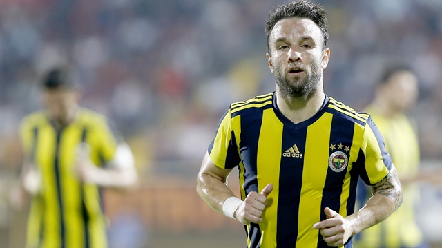 Valbuena dün oynanan derbi mücadelesine yedek kulübesinde başladı.