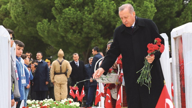 Çanakkale Zaferi’nin 103. yılında, Çanakkale Şehitler Abidesi’nde tören düzenlendi. Cumhurbaşkanı Erdoğan, Yıldırım ve beraberindekiler şehit mezarlarına çiçek bıraktı. Program, Kur'an-ı Kerim tilaveti ve Diyanet İşleri Başkanı Ali Erbaş tarafından şehitler için yapılan duayla devam etti. Erdoğan, Genelkurmay Başkanı Orgeneral Akar ve Çanakkale Valisi Tavlı şehitlik defterini imzaladı. Ardından Erdoğan ve beraberindekiler şehit mezarlarına karanfil bıraktı.
