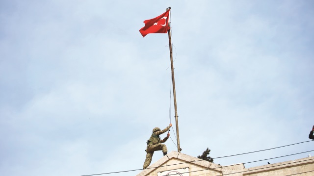 PKK, Afrin’den kovulduktan sonra hükümet binasının çatısına çıkan bir asker, Türk bayrağını üç kere öpüp göndere çekti. Asker bu sırada yüksek sesle “Türk Silahlı Kuvvetleri’nin 18 Mart Şehitler Günü'ne, yüce Türk milletine ve şehitlere armağanıdır” dedi.