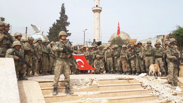 ​Afrin şehir merkezinde Mehmetçik hilal oluşturdu