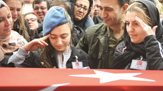 Şehid Dunca’nın Türk bayrağına sarılı naaşı, Muharip Hava Kuvveti Komutanlığı’nda askeri törenle karşıland