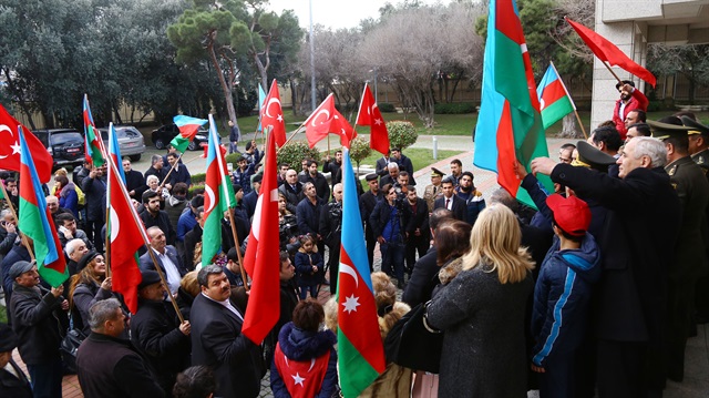 Ellerinde Azerbaycan ve Türkiye bayraklarıyla Büyükelçilik önünde toplanan kalabalık, Türkiye ve TSK lehine sloganlar atarak terörü lanetledi.​