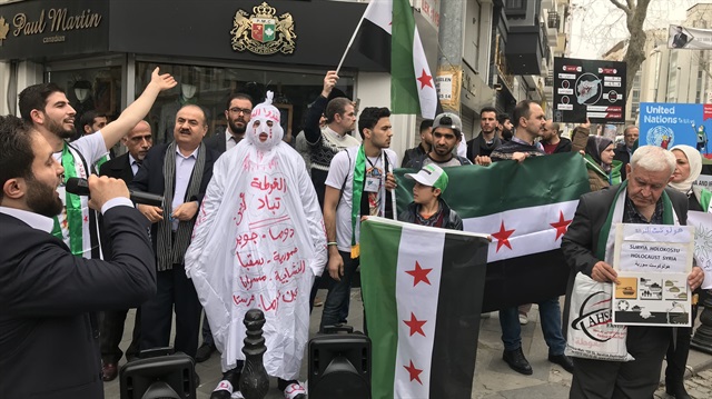 من أمام قنصلية إيران بإسطنبول.. سوريون يندّدون بمجازر الغوطة