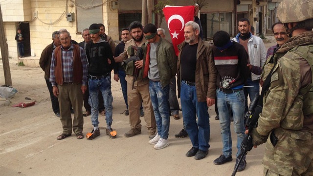 TSK, Afrin halkının 3 teröristi yakalayarak güvenlik güçlerine teslim ettiğini bildirdi.