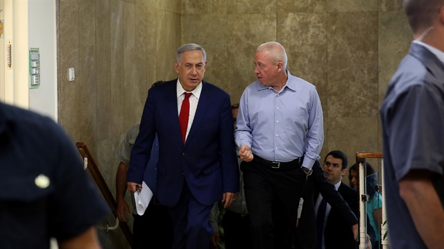 İşgalci İsrail Başbakanı Netanyahu ve  Bayındırlık ve İskan Bakanı Galant (sağda) 