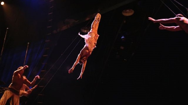 Cirque du Soleil’in (Güneş Sirki) tecrübeli trapezcisi Yann Arnaud, gösteri sırasında dengesini kaybederek sahneye düştü ve hayatını kaybetti.