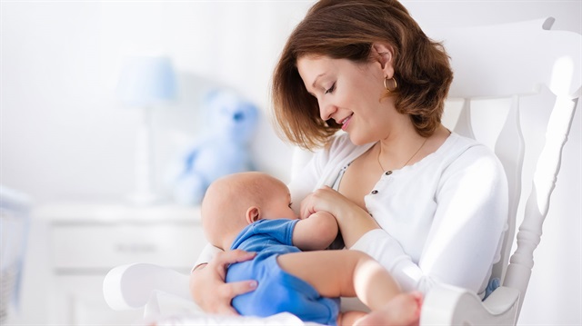 ​Anne sütü bebekleri çeşitli hastalıklara karşı korurken büyüdüklerinde de çeşitli hastalıkların önlenmesinde etkili oluyor.