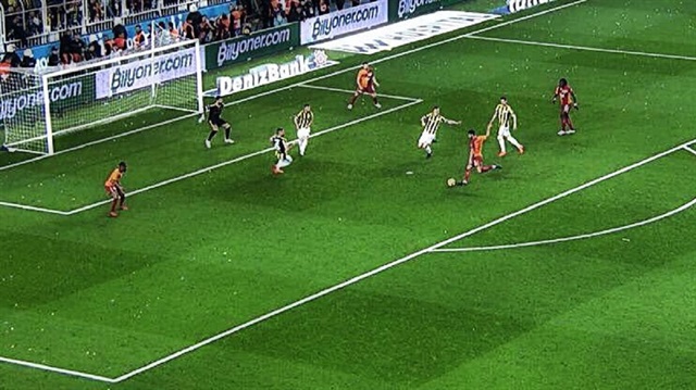 Tolga Ciğerci, Fenerbahçe maçının son dakikalarında net bir gol fırsatından yararlanamadı.
