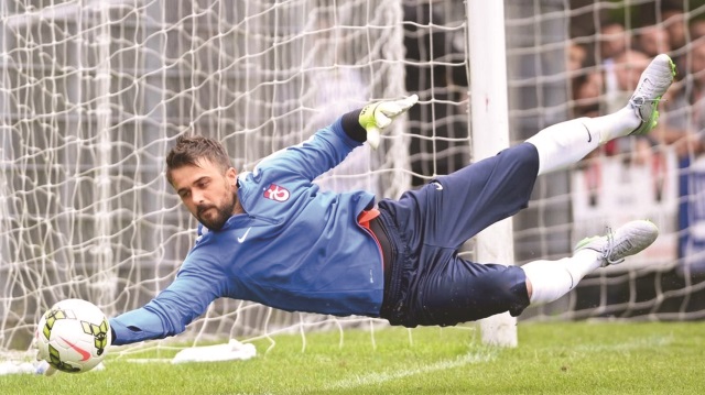 Trabzonspor'un tecrübeli kalecisi ve kaptanı Onur Kıvrak