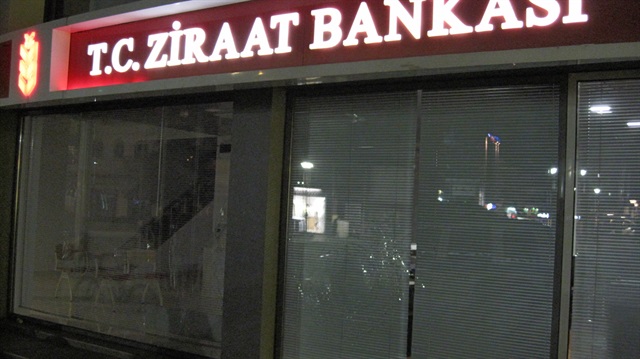 Yunanistan'da Ziraat Bankasının Gümülcine'deki şubesine kendilerine 'anarşist' diyen bir grup tarafından taşlı saldırı düzenlendi.