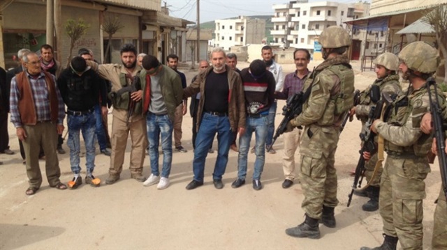Afrin locals hand over 18 terrorists to Turkish troops
