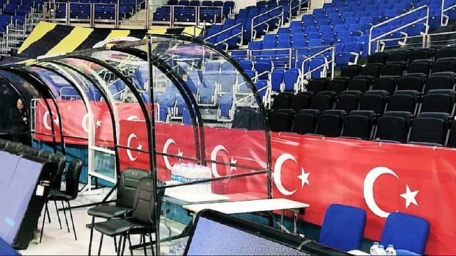 Mücadele öncesi Maccabi'nin kenar yönetiminin bulunduğu bölümün arkasına Türk bayrakları asıldı.