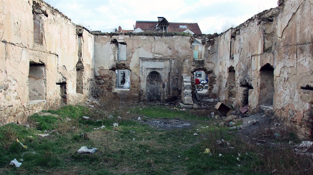 Pirlepe'nin Osmanlı camisi onarılmayı bekliyor.   