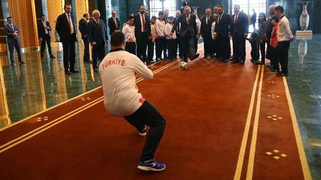Cumhurbaşkanı Erdoğan, down sendromlu sporcularla top atışı yaptı.