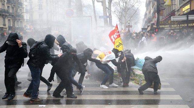 Fransa'daki grev sırasında polis şiddeti tepki topladı