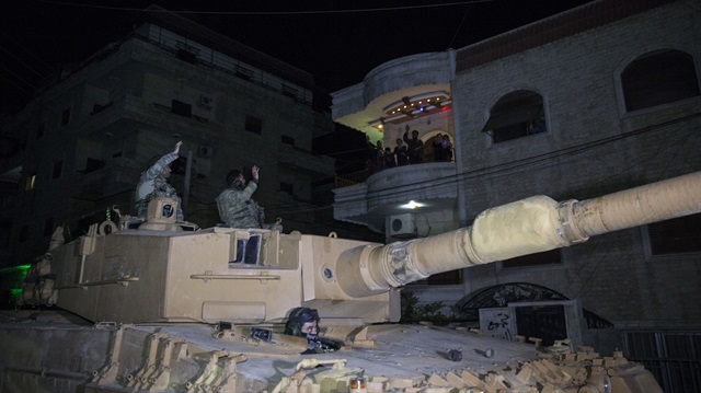 Devriye görevindeki Mehmetçik'e halk, evlerinin balkonlarından sevgi gösterilerinde bulundu.