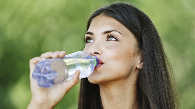 Susadığımızda sususluk hissi veren beynimizdeki reseptörler gereğinden fazla su tüketildiğinde uyarı yapmıyor.