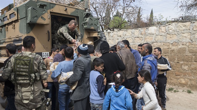 الجيش التركي يقدم مساعدات غذائية وطبية لسكان عفرين