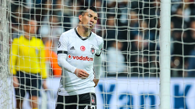 Beşiktaş formasıyla 32 maça çıkan Medel, hırslı oyun yapısıyla taraftarın en çok beğendiği oyuncular arasında yer alıyor
