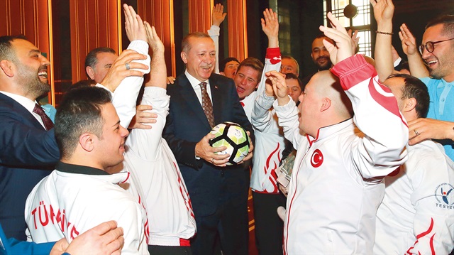 Erdoğan, Down Sendromlu Özel Sporcular Futsal Milli Takımı üyelerini kabul etti.