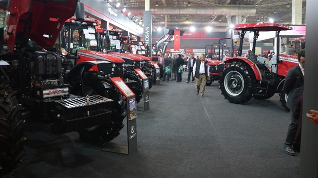 Fiyatları 22 bin lira ile 1 milyon 350 bin lira arasında değişen traktörler ilgi çekiyor.