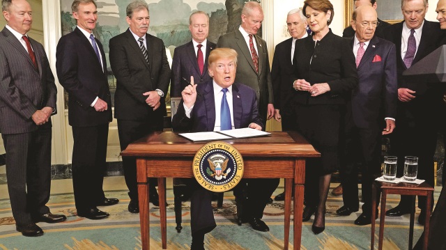 Genelgeyi Beyaz Saray'da basının önünde imzalayan Trump, "Bu birçok genelgenin ilki” diyerek vergilerin devam edeceği mesajını verdi